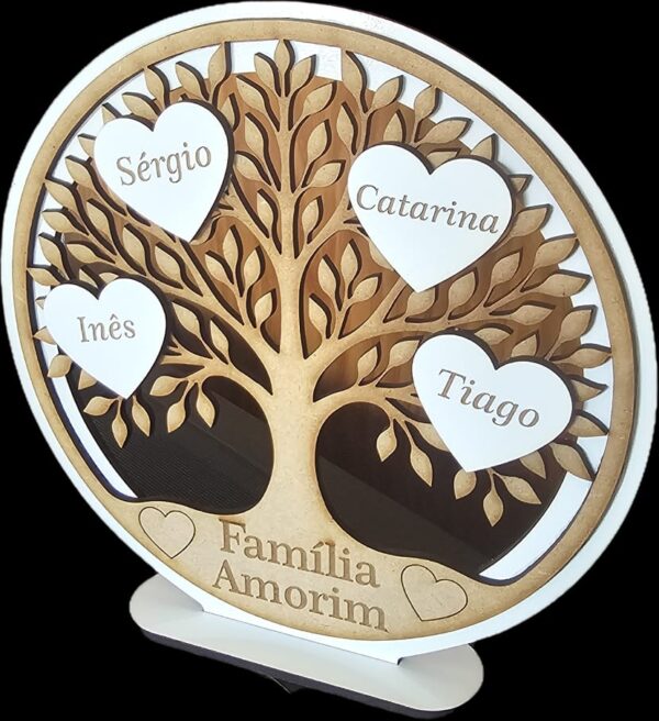 Árvore da vida personalizada em MDF com corações e nomes gravados, base de apoio e inscrição “Família Amorim”, ideal para decoração e presente familiar.